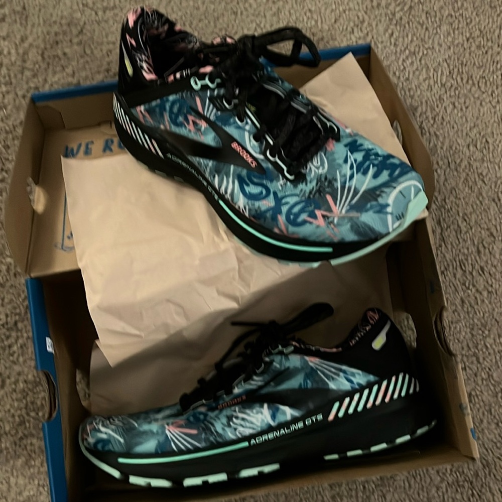 New in box Brooks